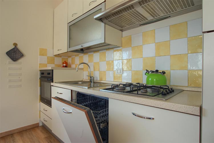 Coty Apartment: kitchen | Costadoro Holiday Home in Imperia