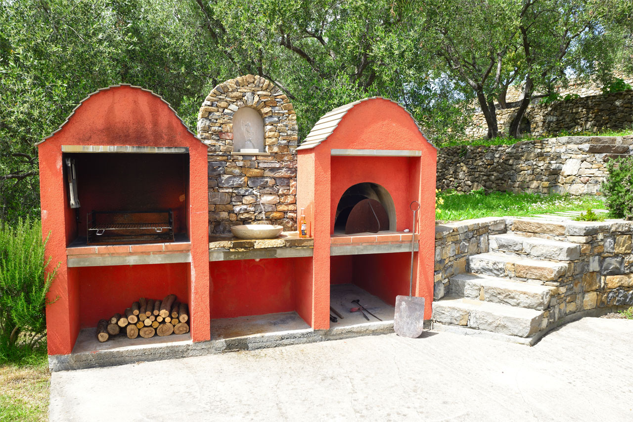 Barbecue and hoven for pizza | Costadoro Holiday Home in Imperia